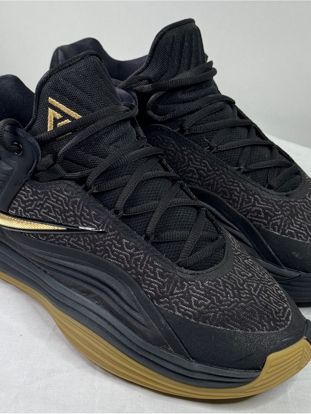 Nike Basketball Shoes Black Gold Men’s Size 10 HF3450-006 Athletic Sneakers